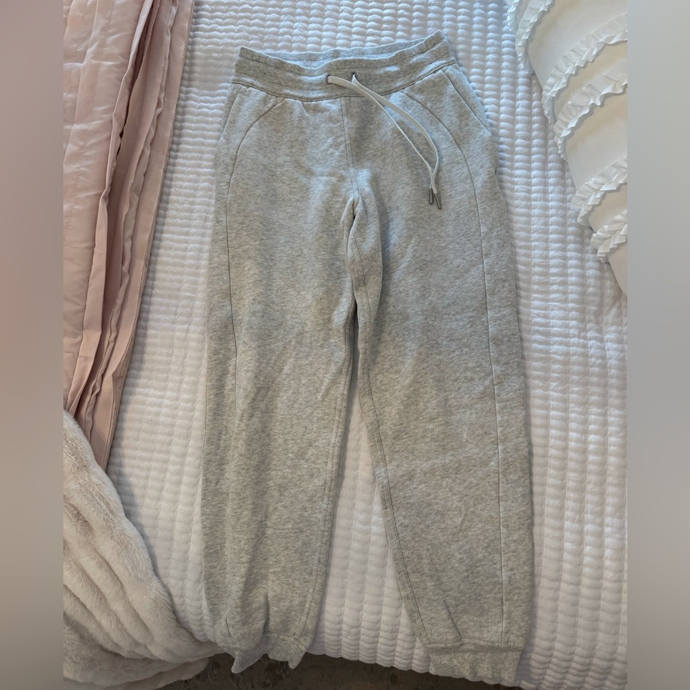Lululemon women’s extra small Heather grey sweatpants perfect condition